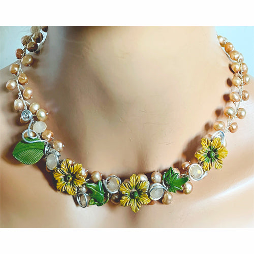 Honey-master Green Flowers Necklace